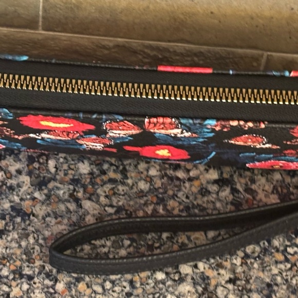 🆕 Floral Wristlet Wallet with Butterfly and floral Design-NWT - Picture 3 of 5